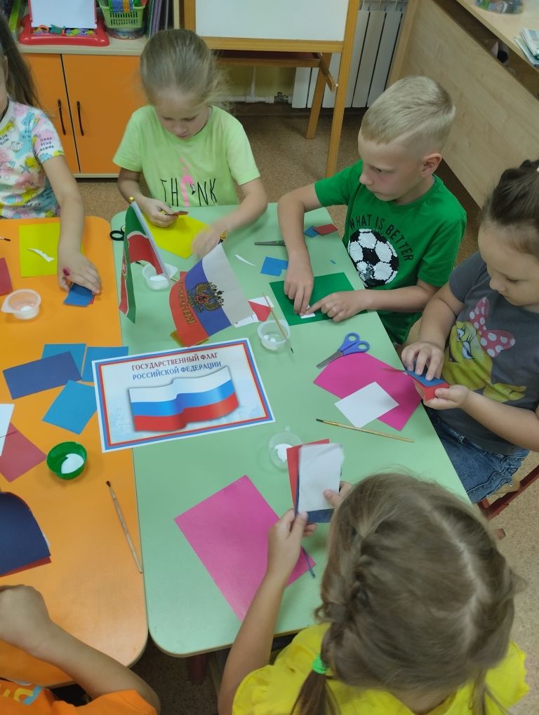 В детском саду «Золотой ключик» детей познакомили с государственными символами России