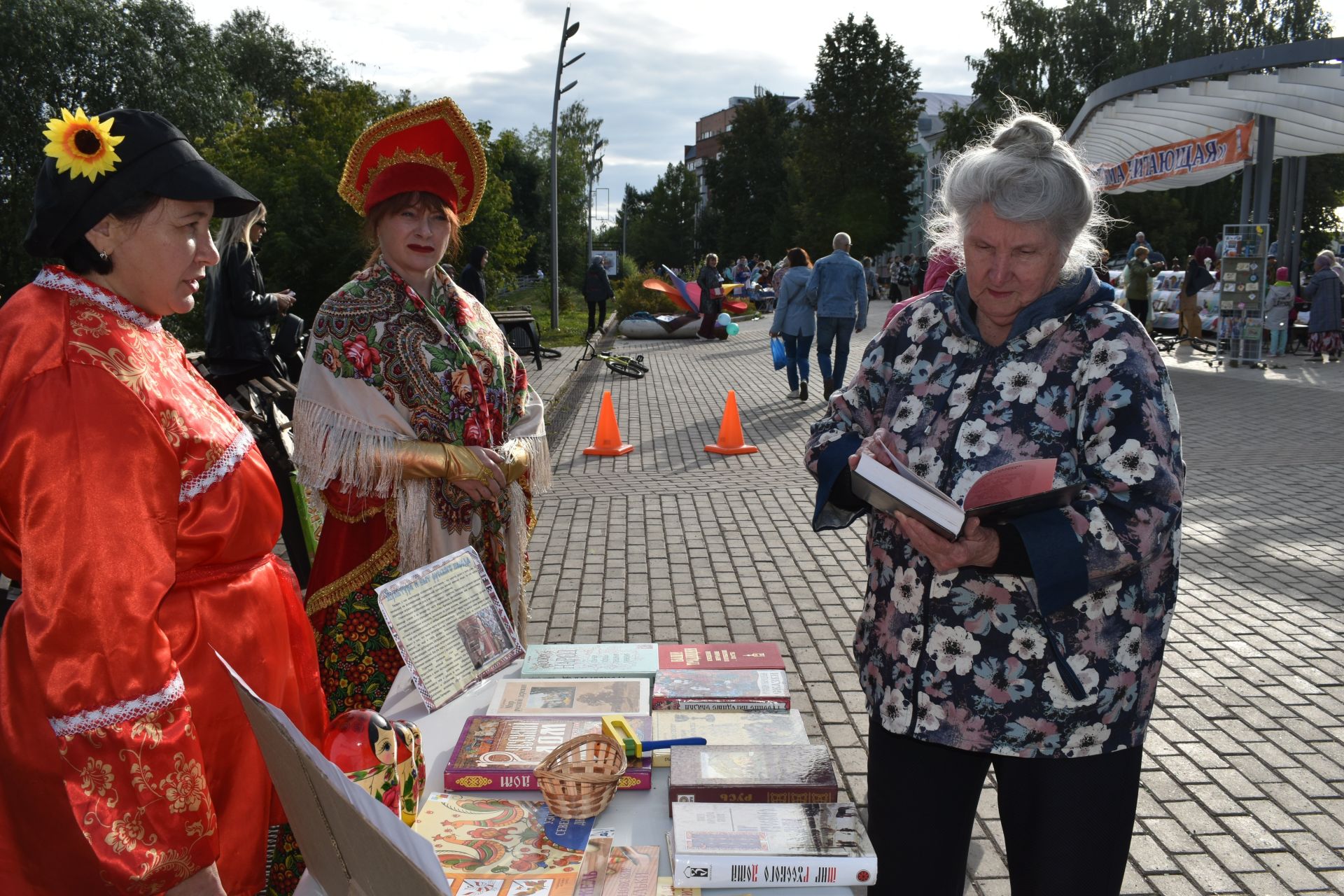 На пешеходной зоне Я. Гашека прошел фестиваль книжной культуры «Бугульма читающая - 2023»