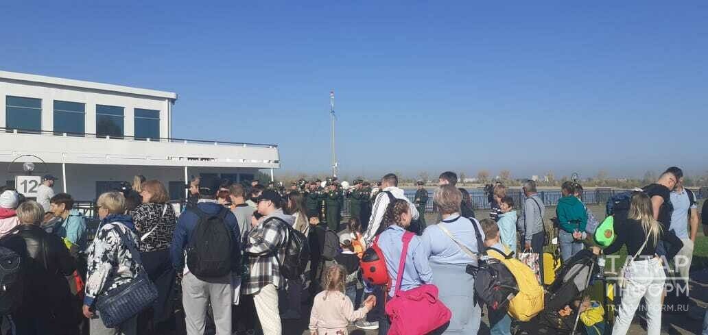 Участники СВО с семьями отправились в экскурсионный круиз по Волге