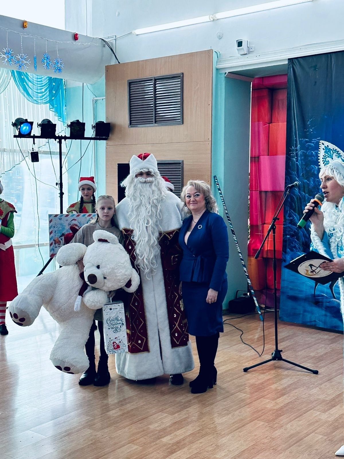Женсовет, Дед Мороз и Снегурочка поздравили юных бугульминцев с праздником