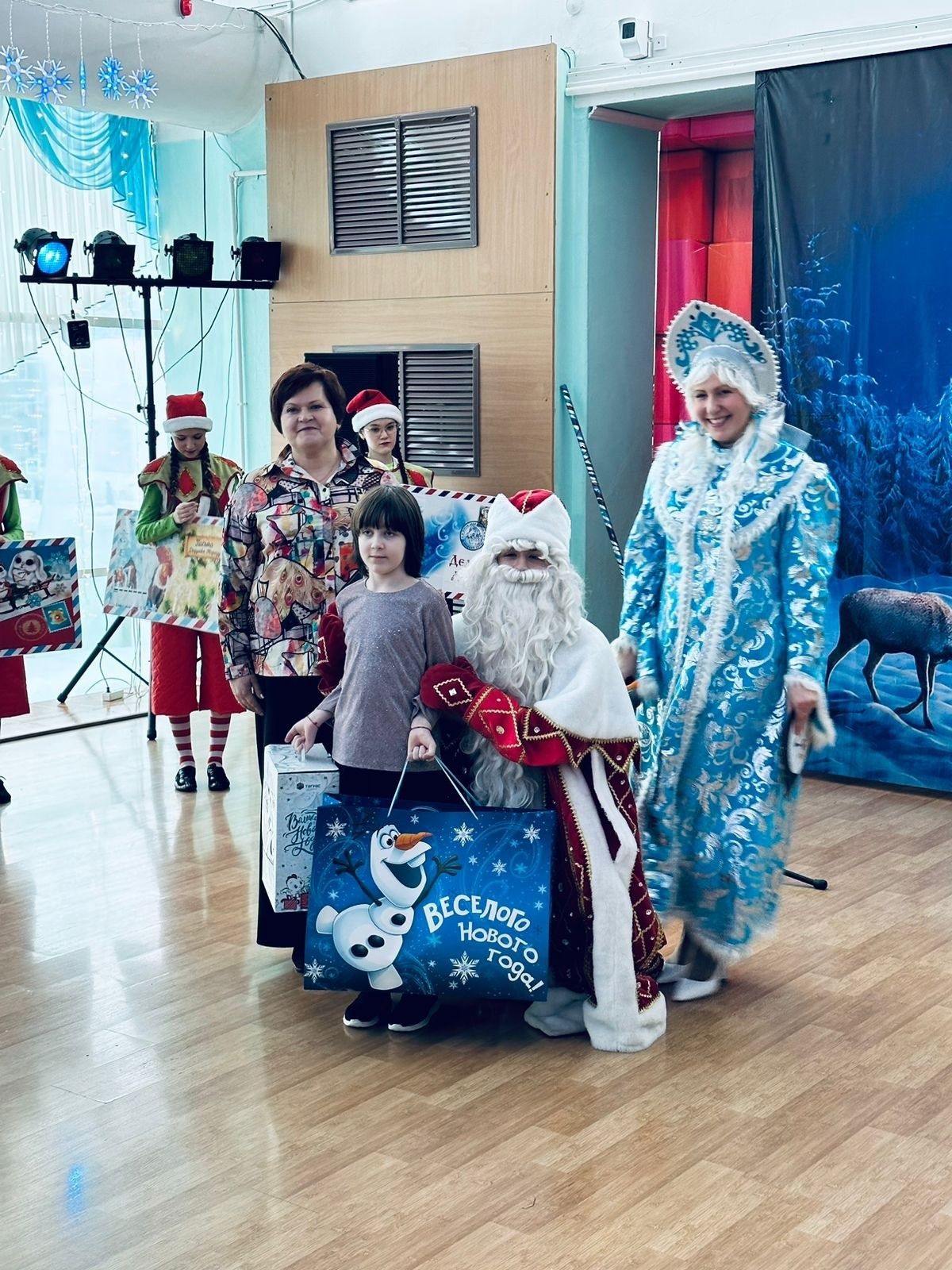 Женсовет, Дед Мороз и Снегурочка поздравили юных бугульминцев с праздником