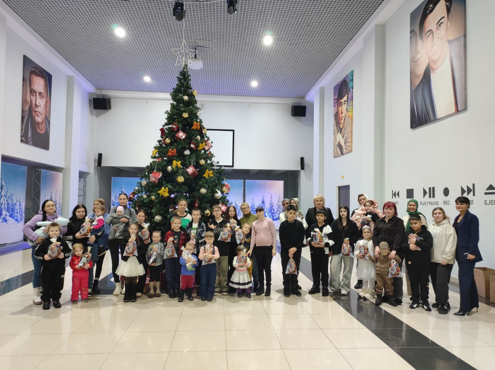 Бөгелмәдә ел саен үткәрелә торган «Балага Яңа ел бүләк ит!» хәйрия акциясе узды.