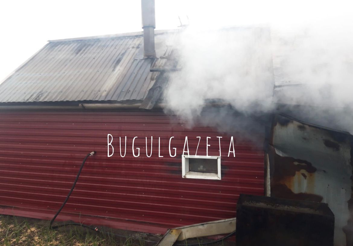 В Бугульме на улице Орджоникидзе загорелась баня