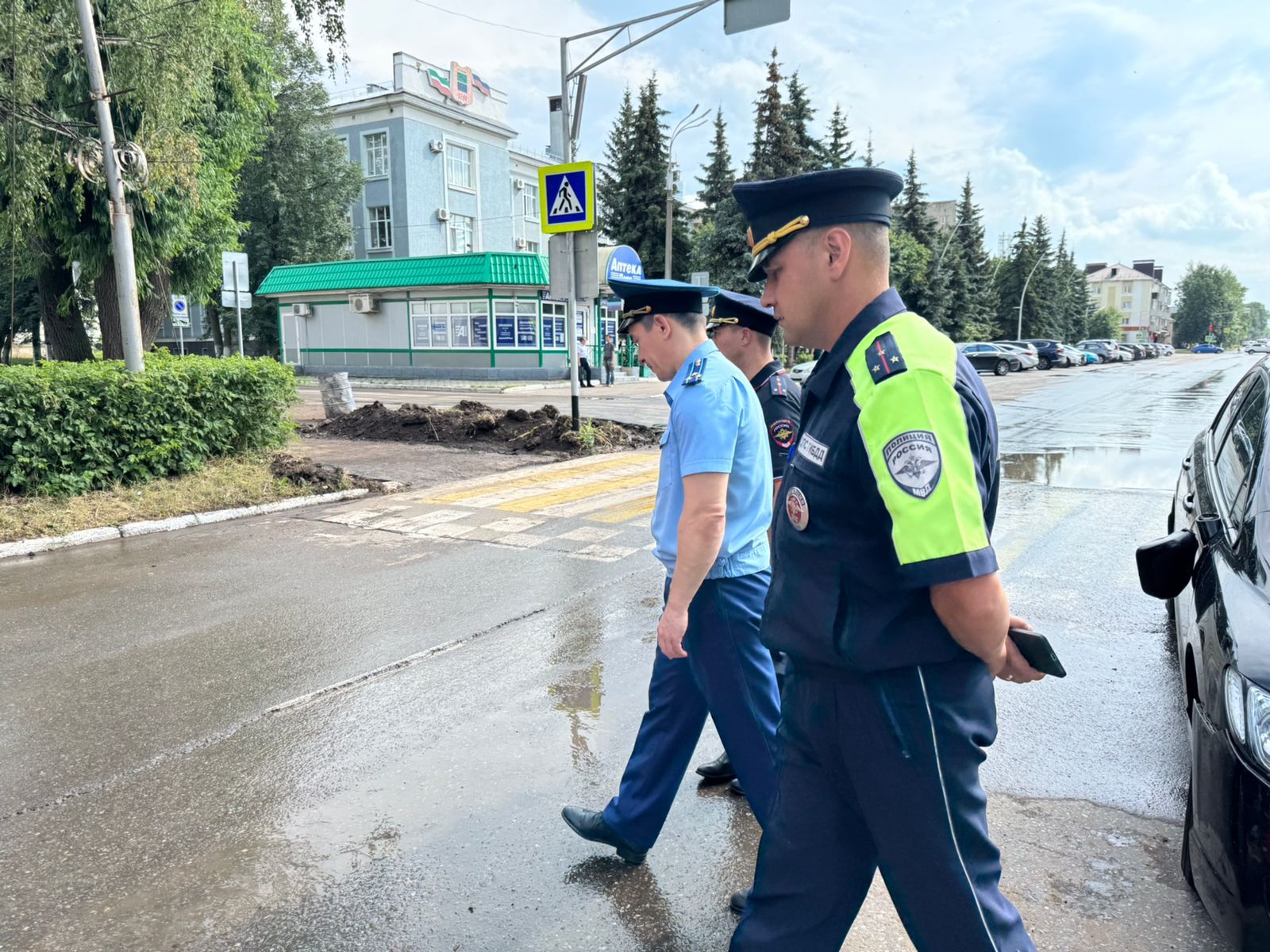 В Бугульме автомобиль сбил женщину с двумя детьми