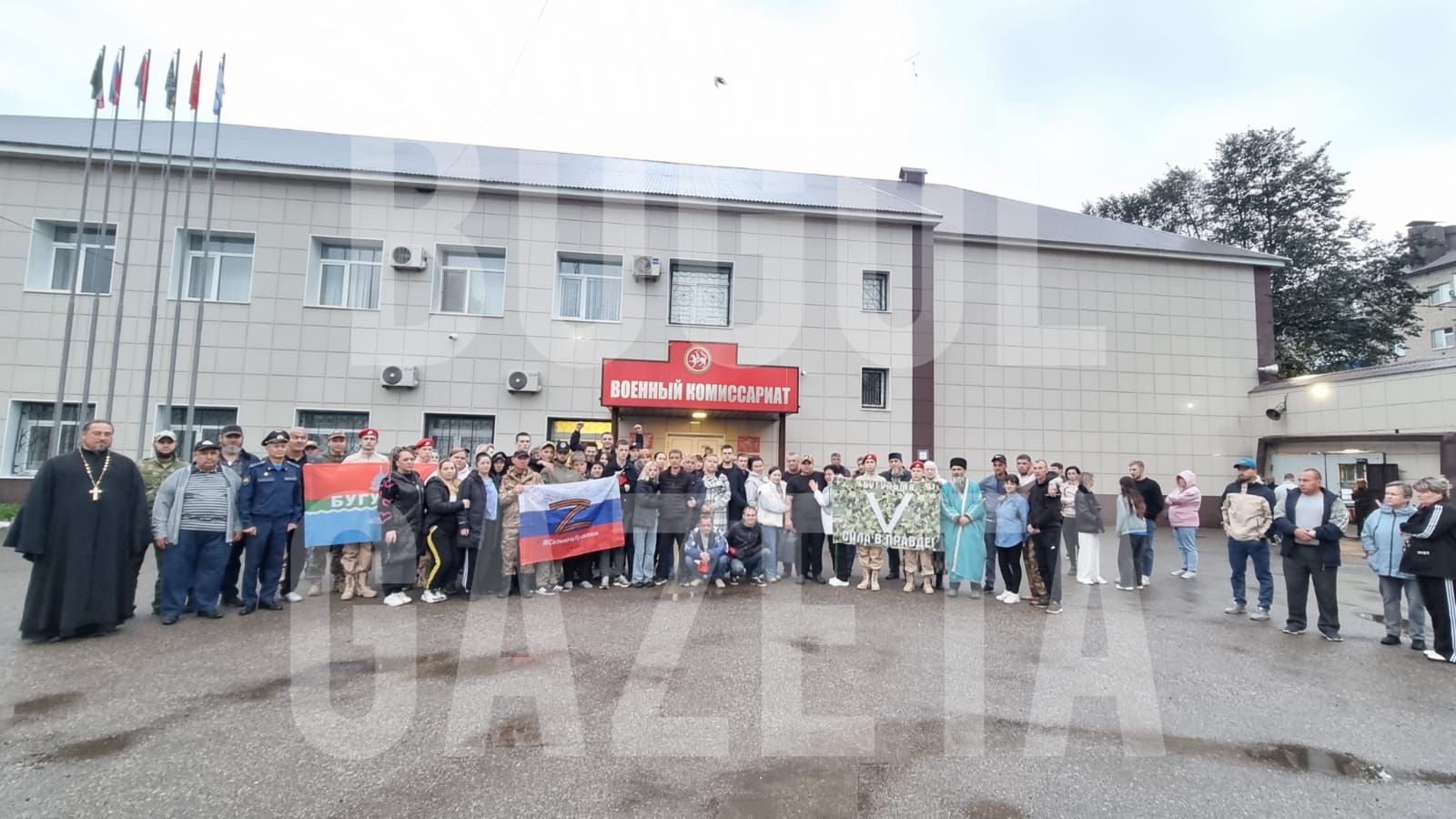 Бугульминские юнармейцы передали флаг убывающим на СВО