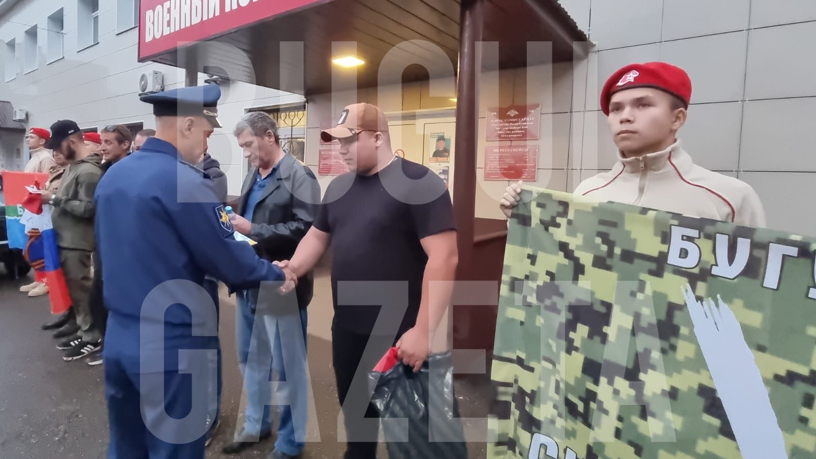 Бугульминские юнармейцы передали флаг убывающим на СВО