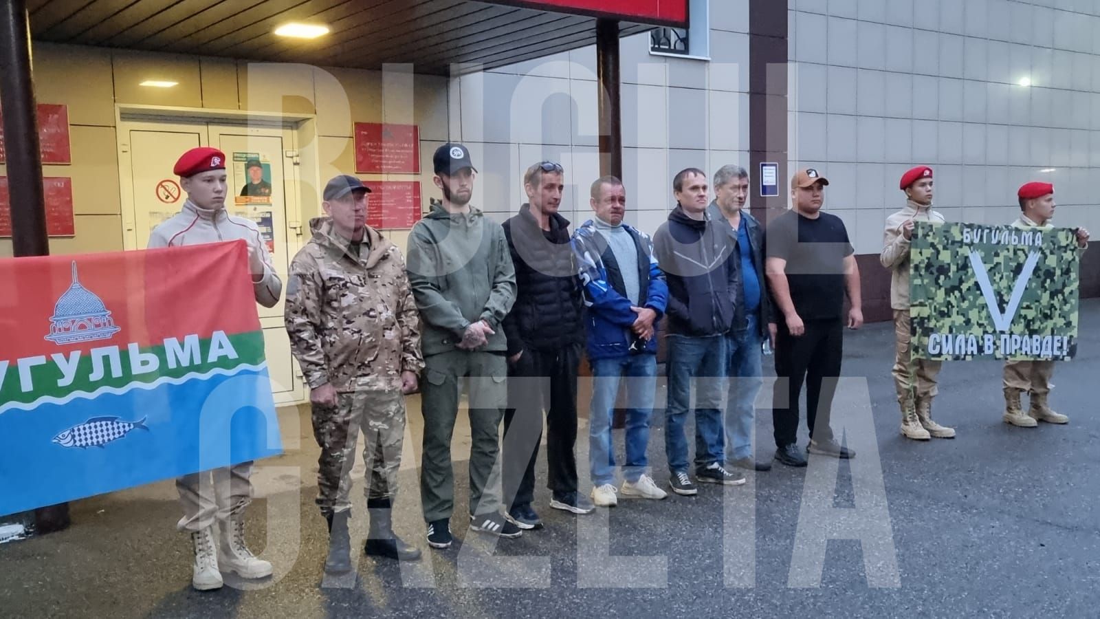Бугульминские юнармейцы передали флаг убывающим на СВО