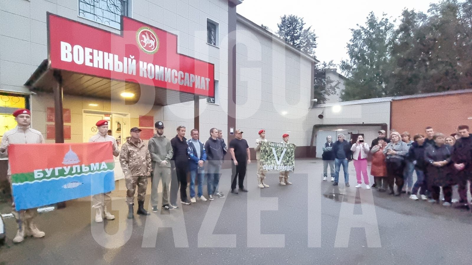 Бугульминские юнармейцы передали флаг убывающим на СВО
