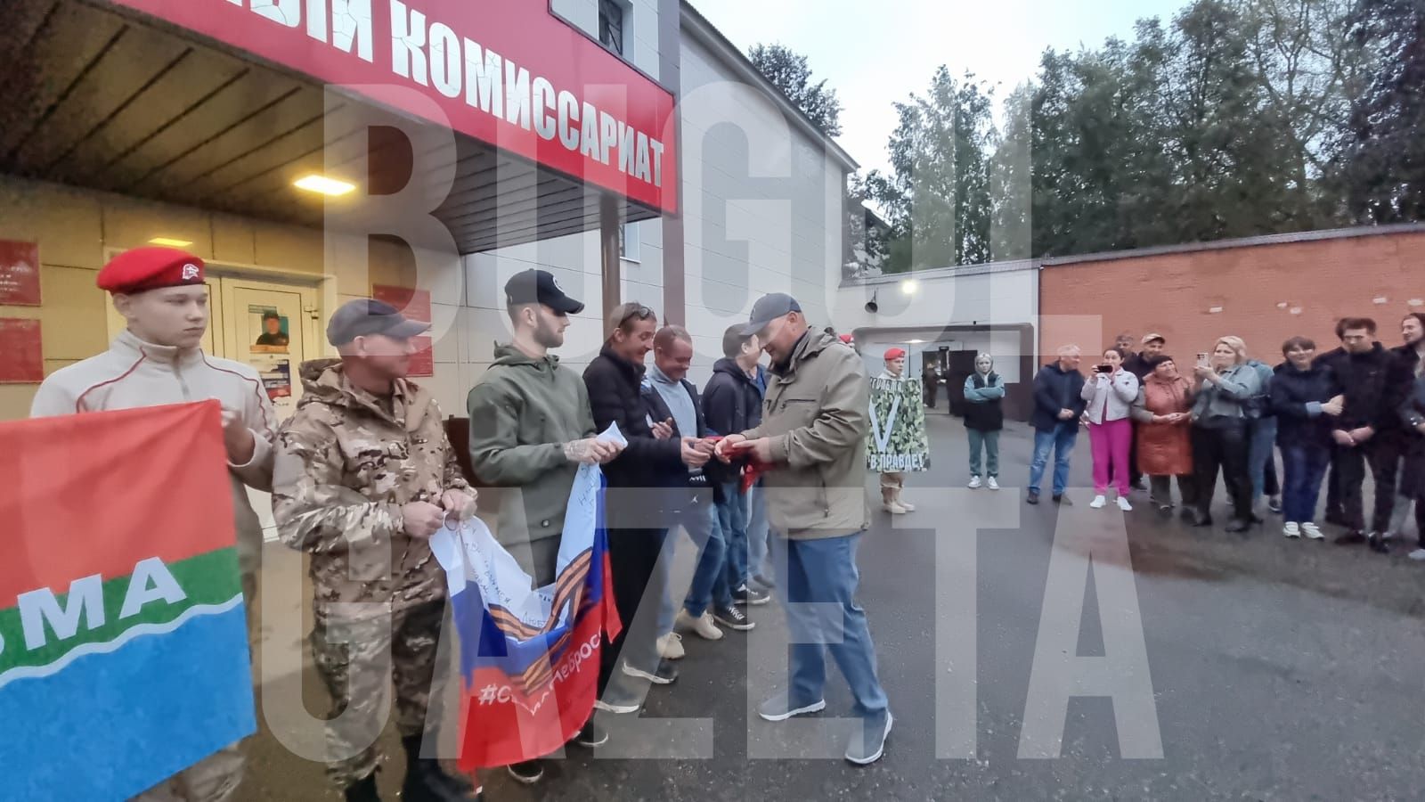 Бугульминские юнармейцы передали флаг убывающим на СВО