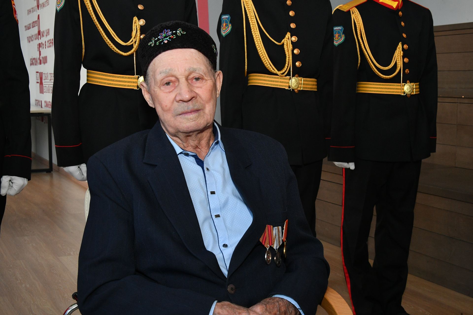 Алексей Песошин шәхсән үзе Бөгелмә ветераннарына юбилей медальләрен тапшырды