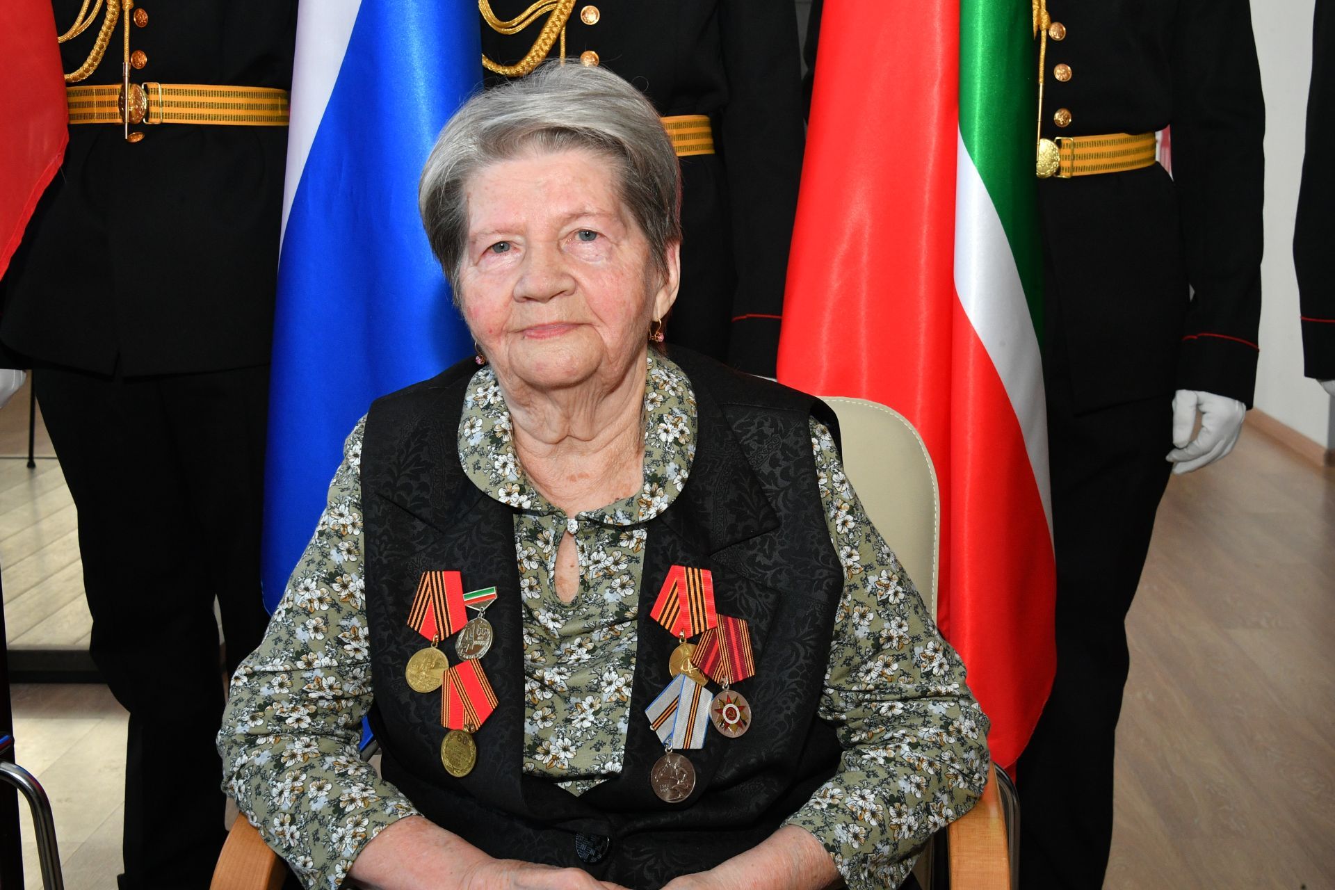 Алексей Песошин шәхсән үзе Бөгелмә ветераннарына юбилей медальләрен тапшырды