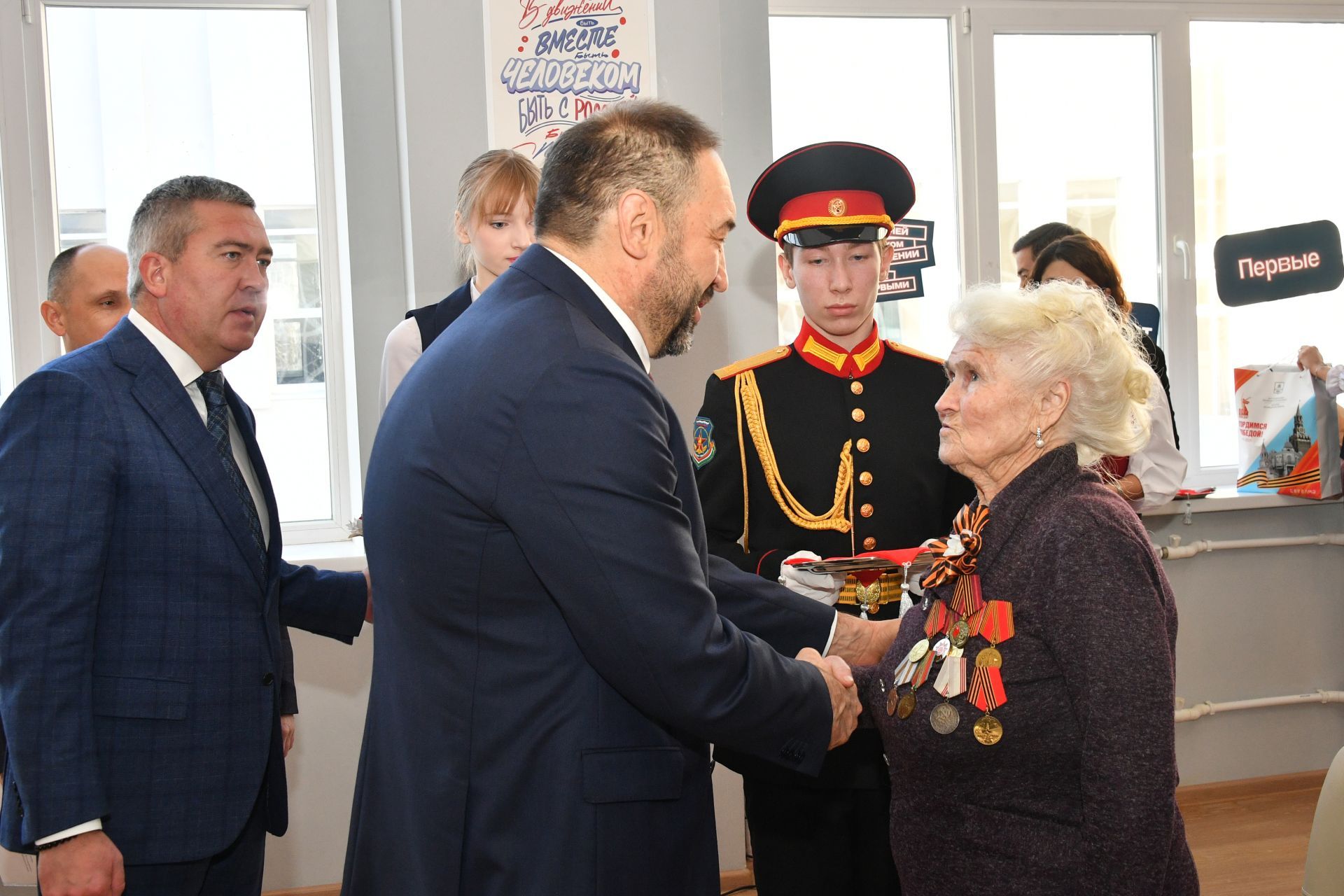 Алексей Песошин шәхсән үзе Бөгелмә ветераннарына юбилей медальләрен тапшырды