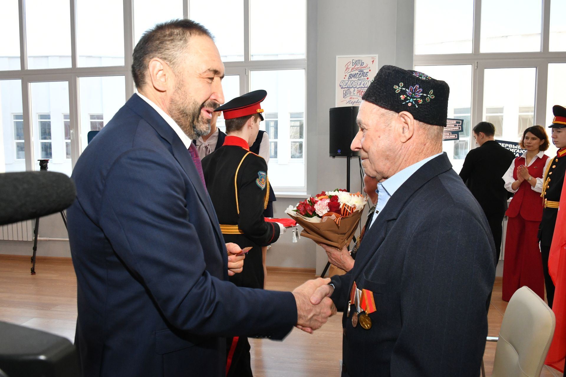 Алексей Песошин шәхсән үзе Бөгелмә ветераннарына юбилей медальләрен тапшырды