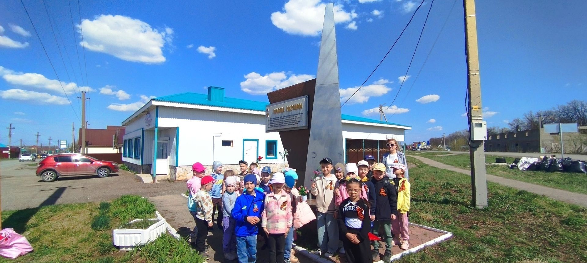 Бөгелмәдә мәктәпкәчә яшьтәге балалар Советлар Союзы Герое стеласы янында булдылар