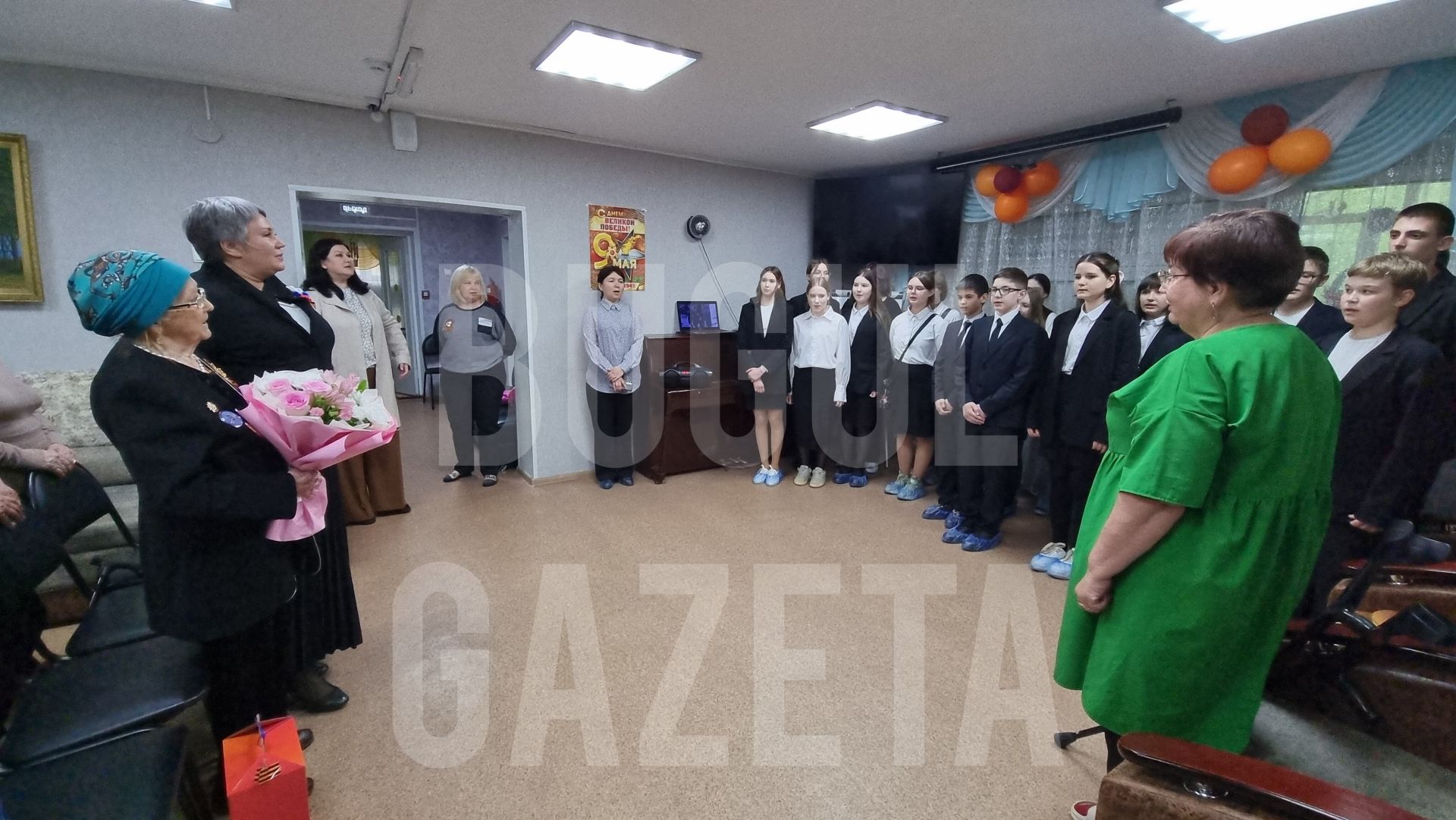 В Бугульме в преддверии Дня Победы поздравили труженицу тыла