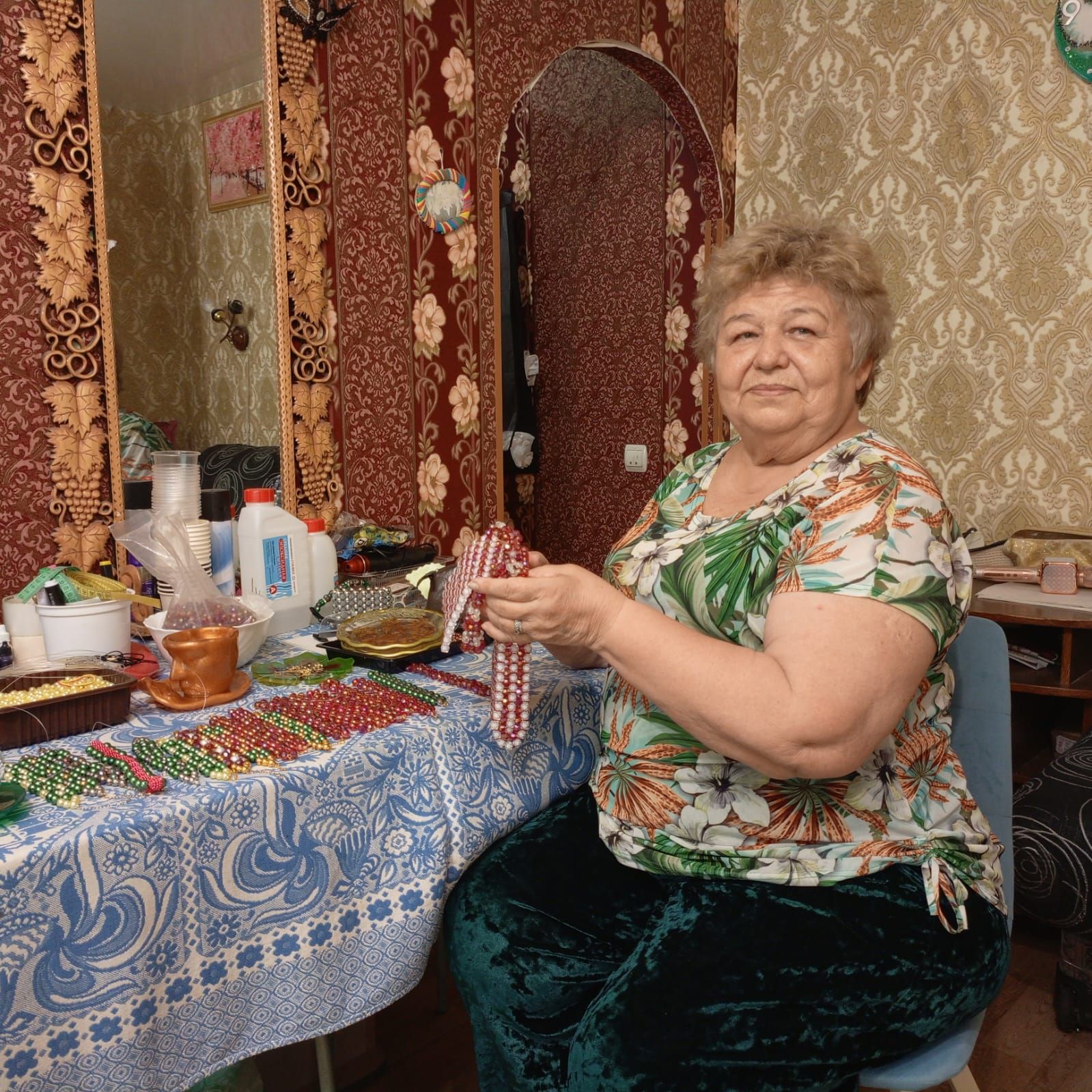 Рукодельница из Бугульмы создала порядка 130 платьев, более 200 сумочек и несчетное число украшений