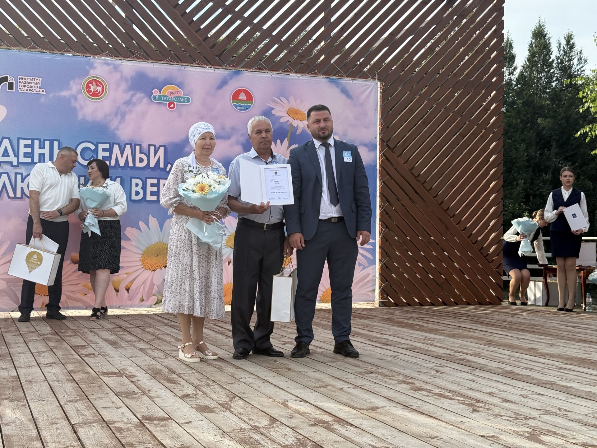 Самые крепкие пары Бугульмы поздравили с Днем семьи, любви и верности