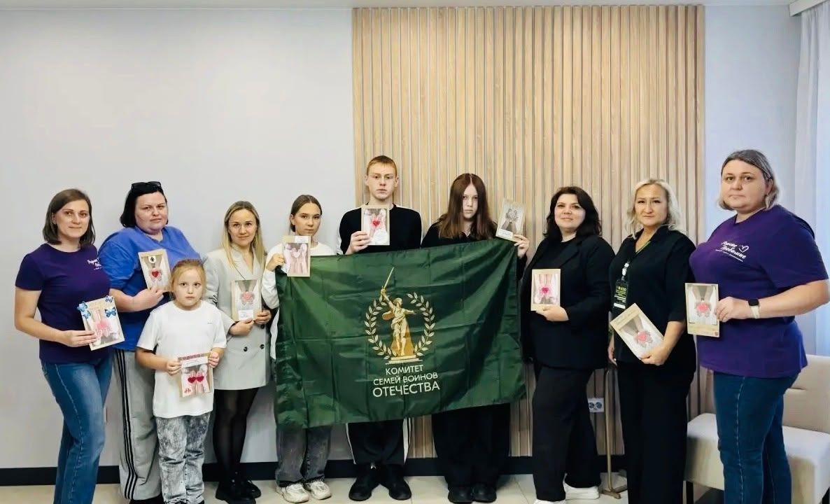 В Бугульме семьи участников СВО сделали открытки для бойцов