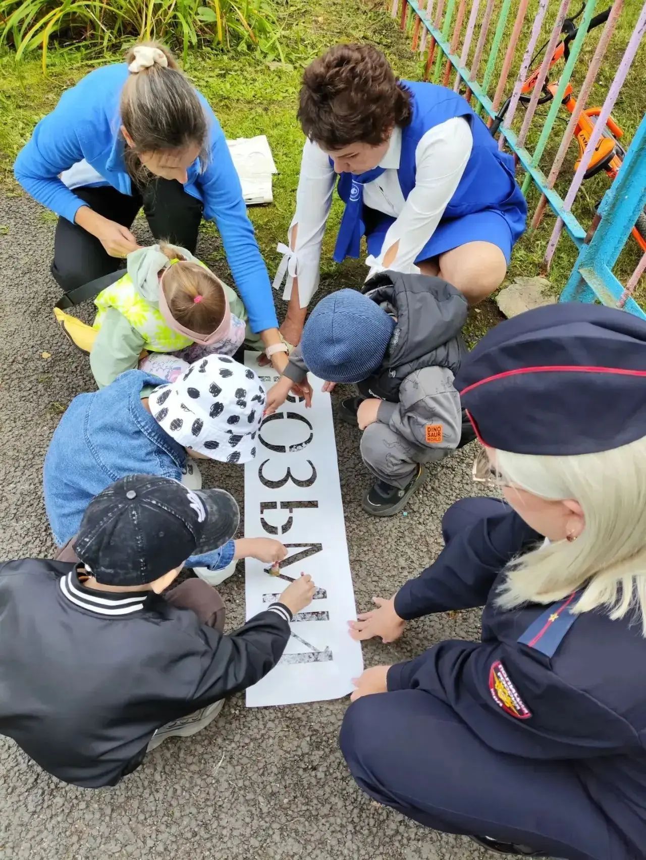 Кечкенә бөгелмәлеләр юл хәрәкәте кагыйдәләрен кабатладылар