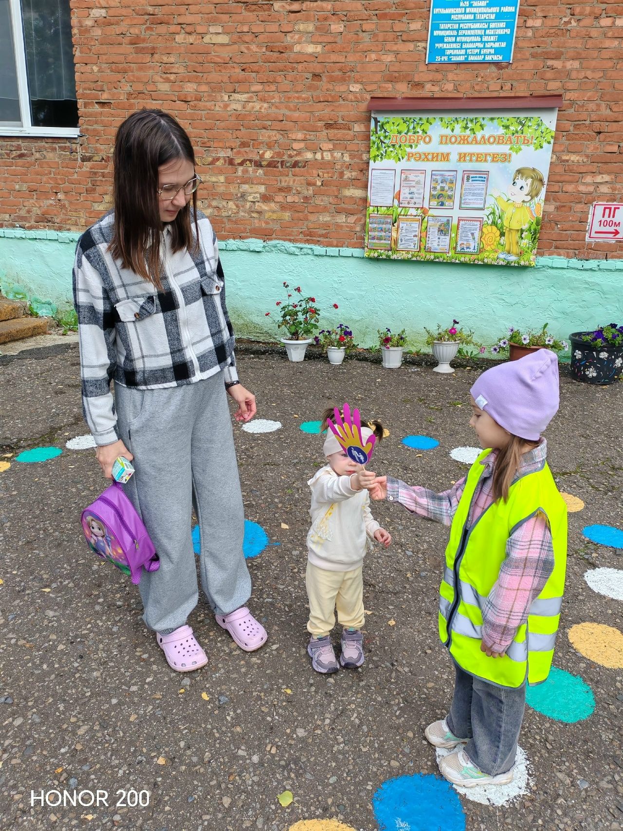 Кечкенә бөгелмәлеләр юл хәрәкәте кагыйдәләрен кабатладылар