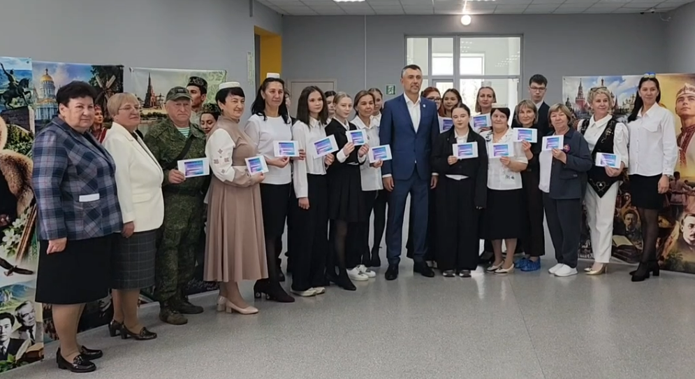 Дамир Фаттахов впервые выступил в роли диктора на диктанте ко Дню языков народов России