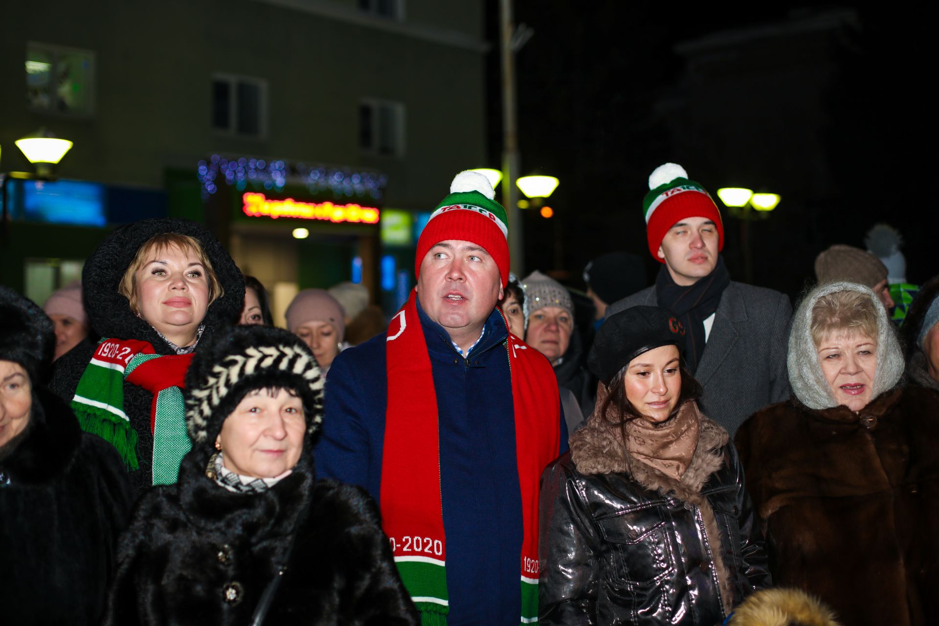 27 декабря  на центральной площади нашего города  состоялось открытие главной елки