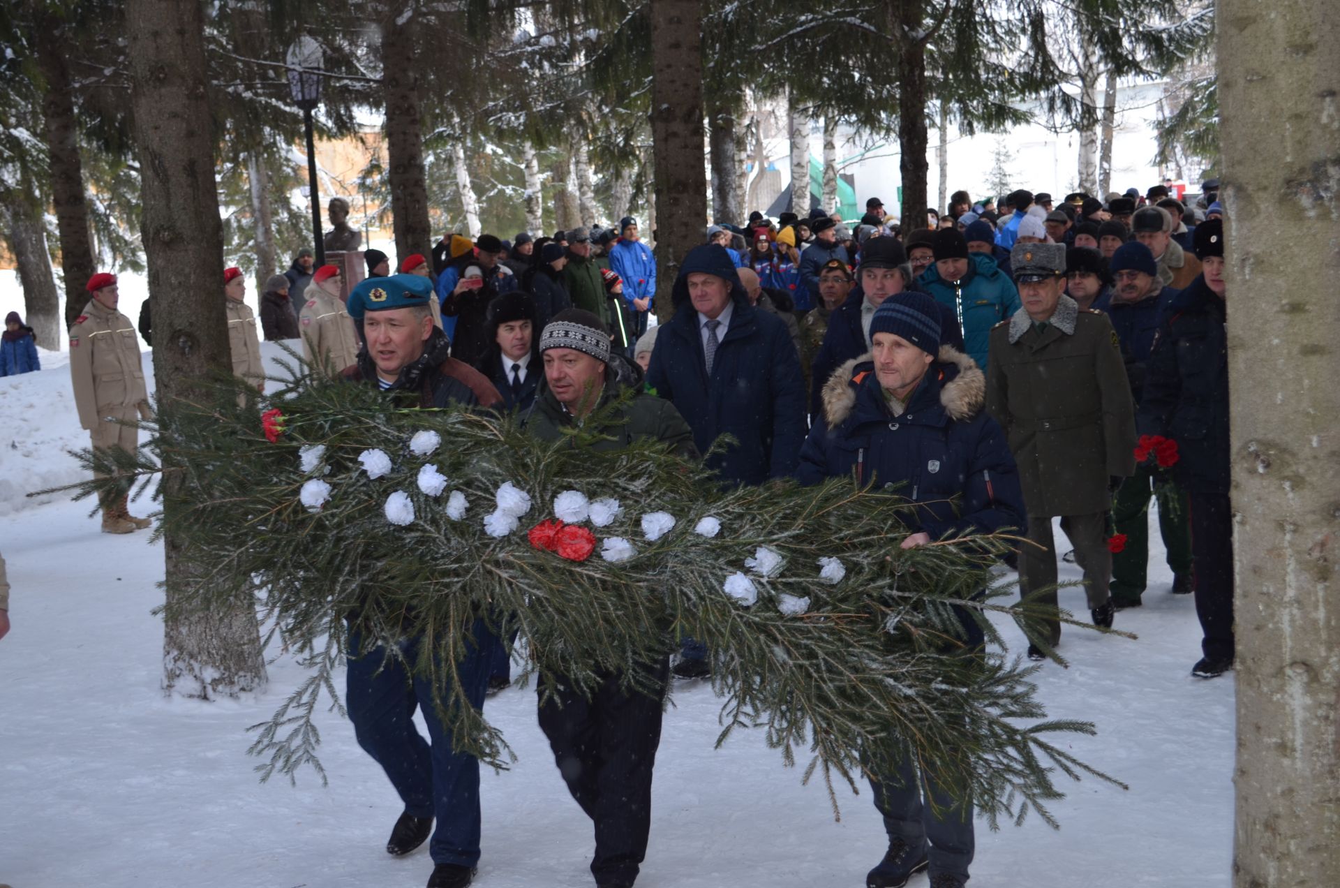 Сегодня в Бугульме состоялось возложение цветов по случаю вывода советских войск из Афганистана