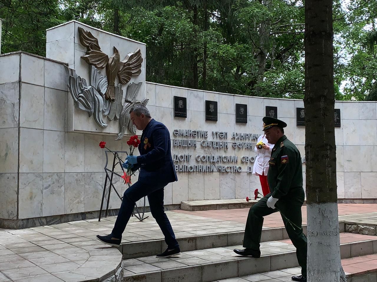 Глава Бугульминского муниципального района Линар Закиров возложил цветы к вечному огню