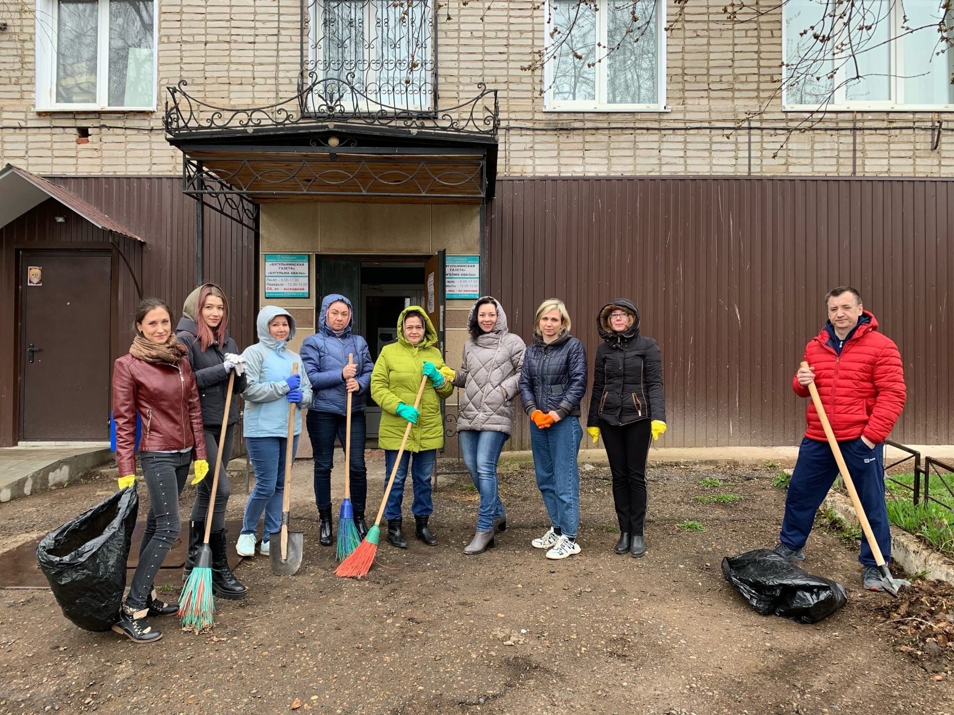 Сотрудники "Бугульминской газеты" приняли участие в городском субботнике