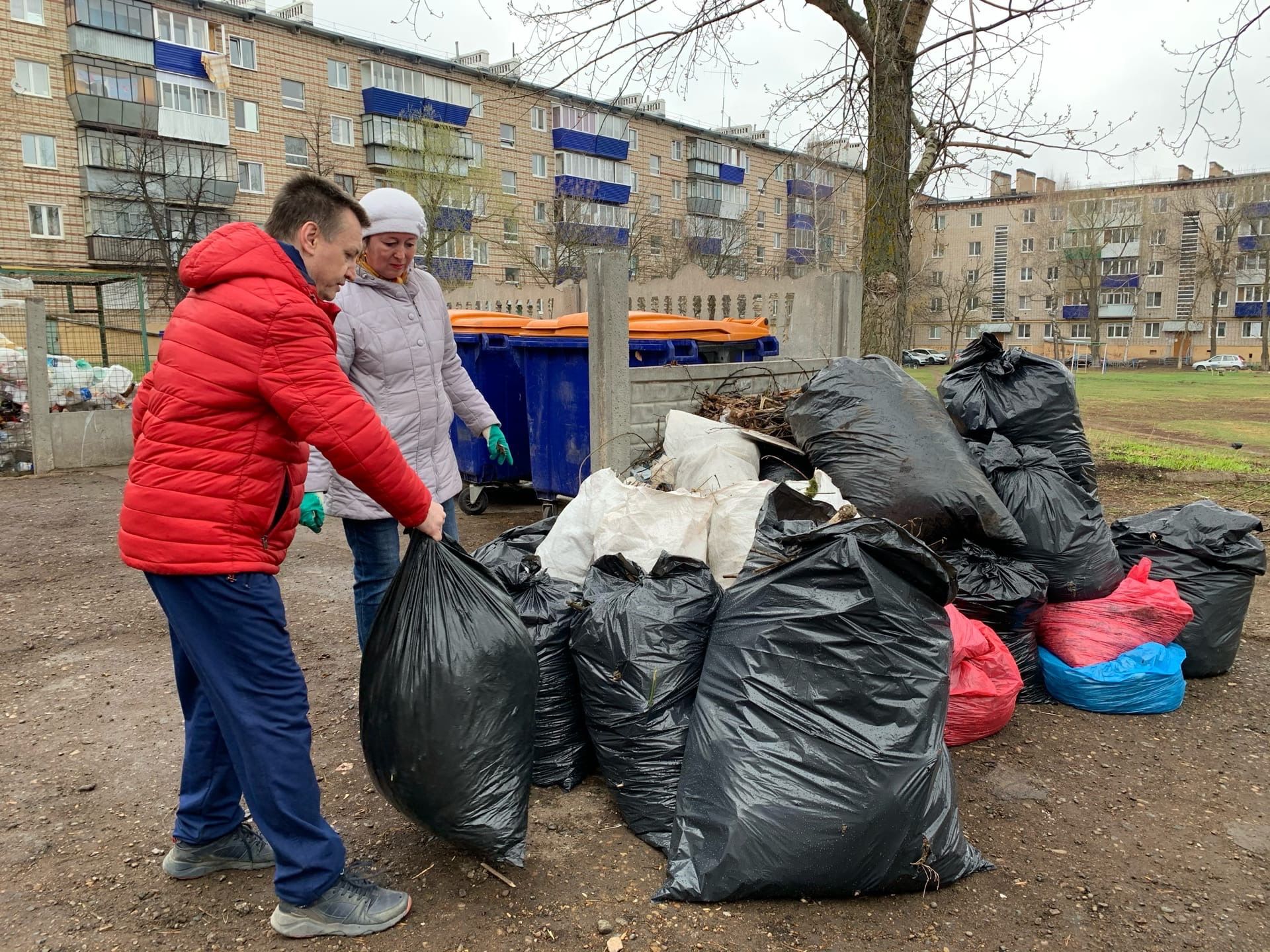 Сотрудники "Бугульминской газеты" приняли участие в городском субботнике