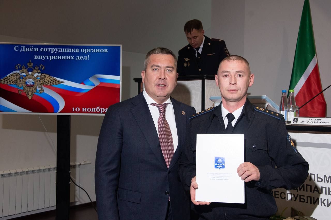 Линар Закиров поздравил бугульминских полицейских с профессиональным праздником