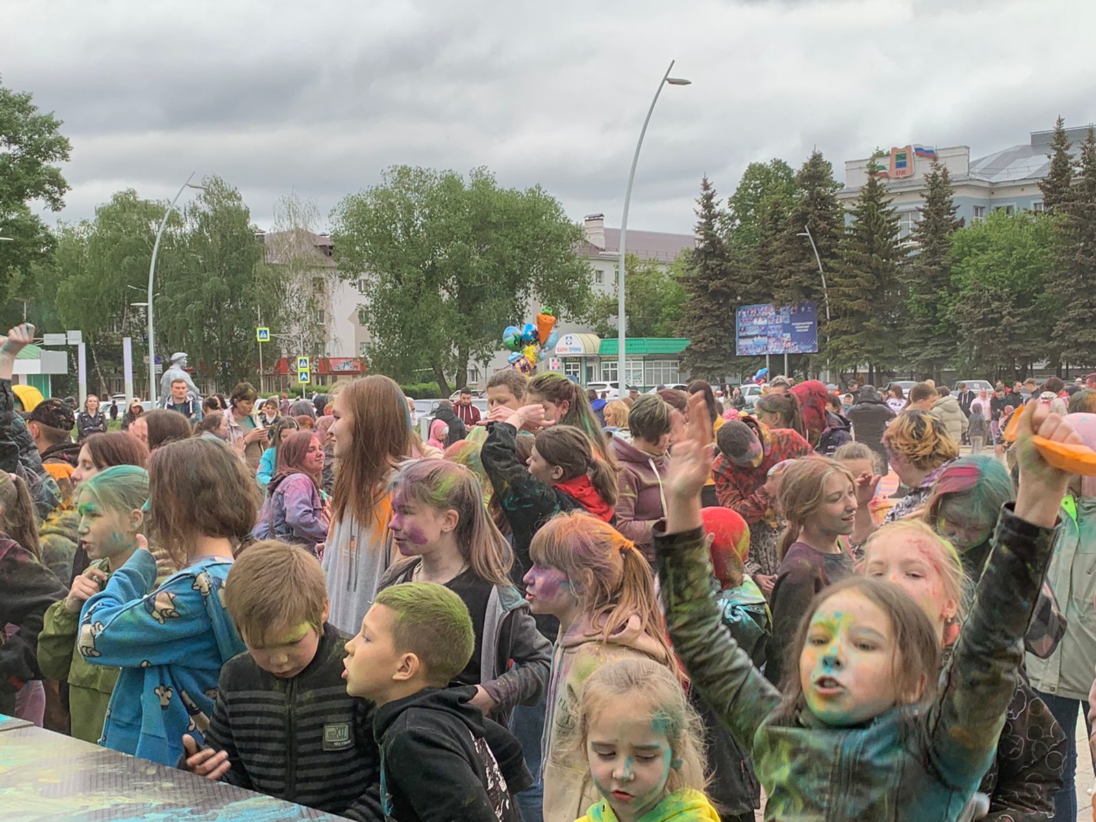 Фестиваль красок собрал юных бугульминцев на площади Дома техники