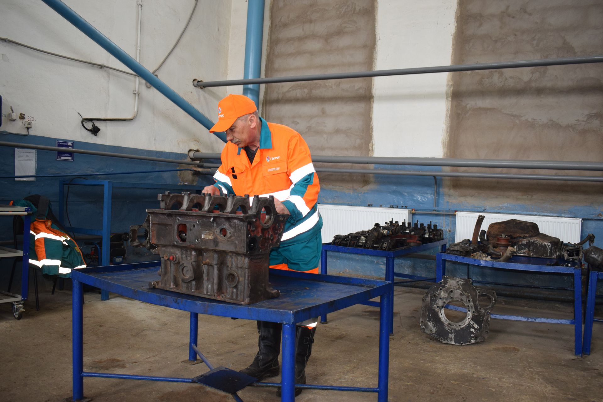 Слесарь по ремонту двигателей Александр Слободин более сорока лет работает на одном предприятии