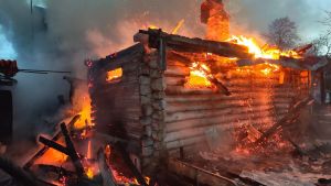 В Бугульме сгорела баня и загорелся дом