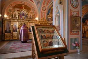 В Соборном храме Казанско-Богородицкого монастыря состоялась вечерня с чином выноса креста