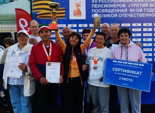 Пенсионеры из Бугульмы занимаются бегом, теннисом, стрельбой, плаванием и шахматами