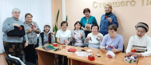 Бугульминцы старшего поколения изготовили символ 2026 года на мастер-классе