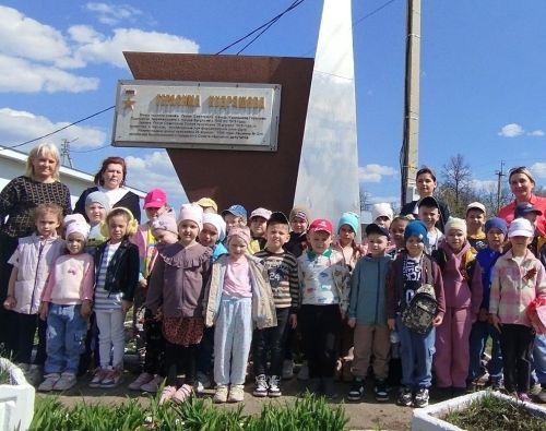 Дошкольники из Бугульмы навели порядок у стелы Герою Советского Союза