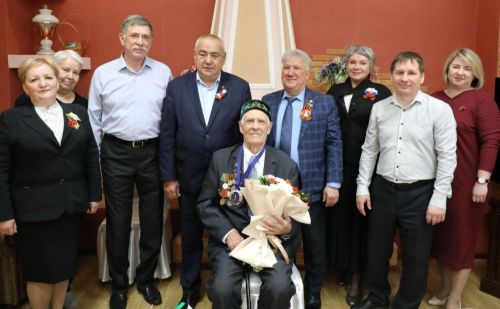 Участник Великой Отечественной войны в Бугульме ответил на награду песней