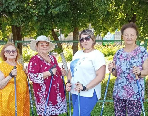 В Бугульме в клубе «Активного долголетия» провели занятие по скандинавской ходьбе