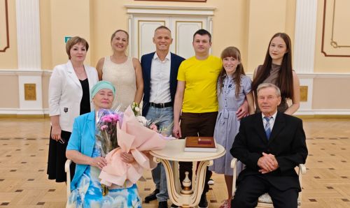 Супружескую пару из Бугульмы поздравили с 50-летием совместной жизни