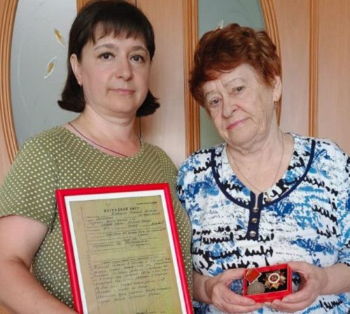 В Бугульме потомкам семьи участника Великой Отечественной передали найденные в Эстонии боевые награды