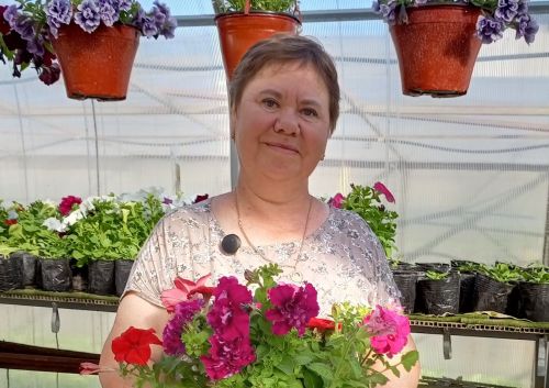 Жительница Татарстана Аниса Гайфуллина выращивает рассаду и делится секретами ухода за растениями
