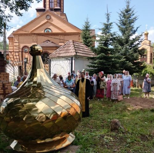 ‎В Бугульме на храм-часовню установили купол с крестом ‎