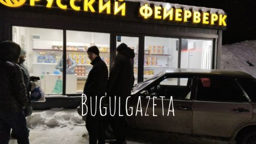 В Бугульме молодые люди на ВАЗе въехали в торговый павильон