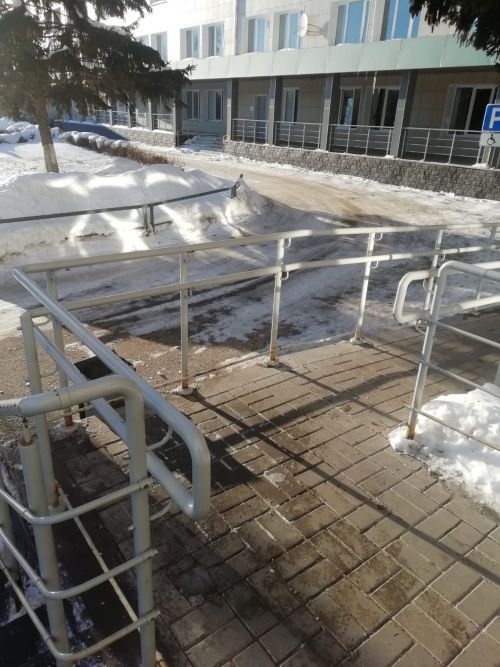Бугульминцы пожаловались в соцсетях на грязный пандус на входе в поликлинику