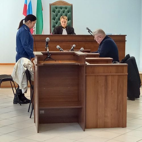 Бугульминский суд начал рассматривать дело о падении бетонной плиты на ребенка