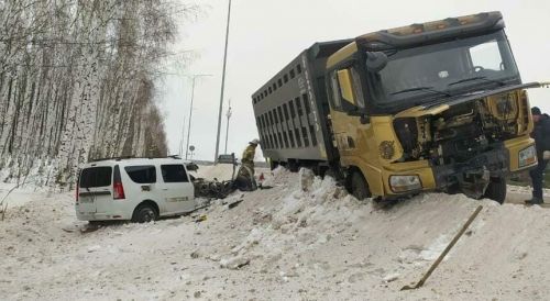В РТ легковой автомобиль лоб в лоб столкнулся с грузовиком