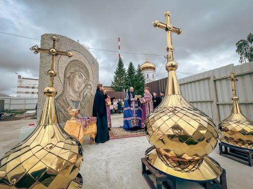 Епископ Мефодий освятил купола для Святых врат Казанско-Богородицкого монастыря