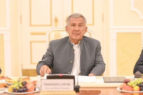 Рустам Минниханов поздравил татарстанцев с Днем Конституции республики